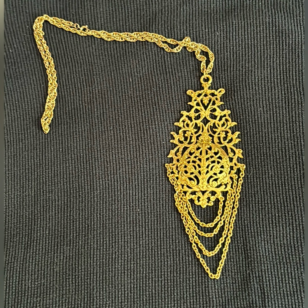 Beautiful Vintage gold tone necklace!!